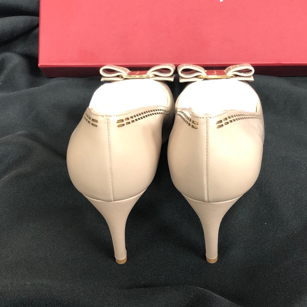 Salvatore Ferragamo Beige Leather Peep-Toe Pumps with Signature Bow Sz 7 D New - Picture 4 of 14